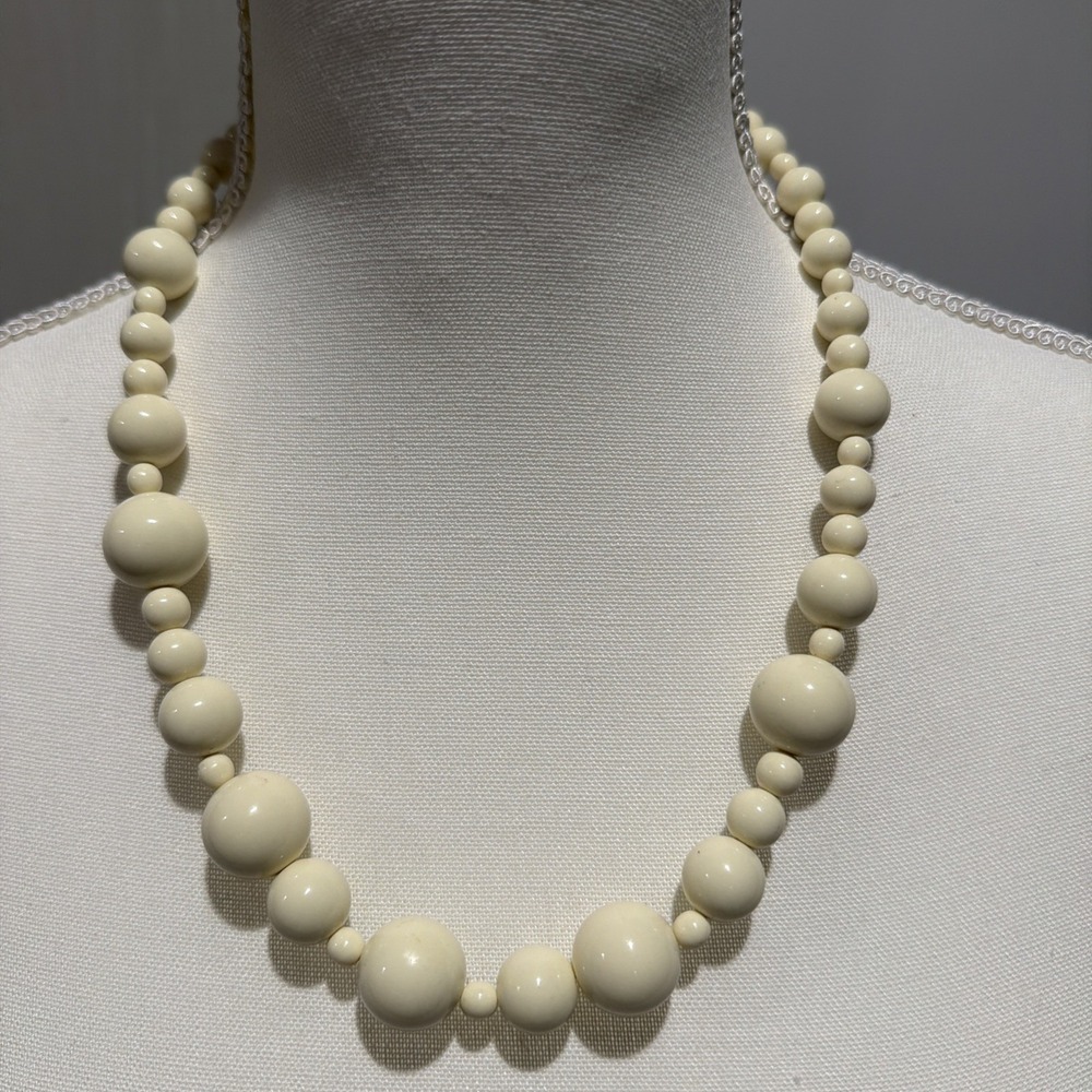 Vtg‎ Cream Monet Graduated Acrylic Bead 22" Necklace Gold Tone Clasp
